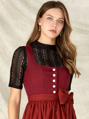 Dirndl in red: elegance and tradition combined