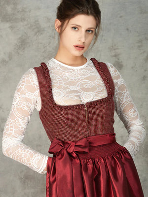 Wine-red dirndl: tradition and modern elegance in harmony