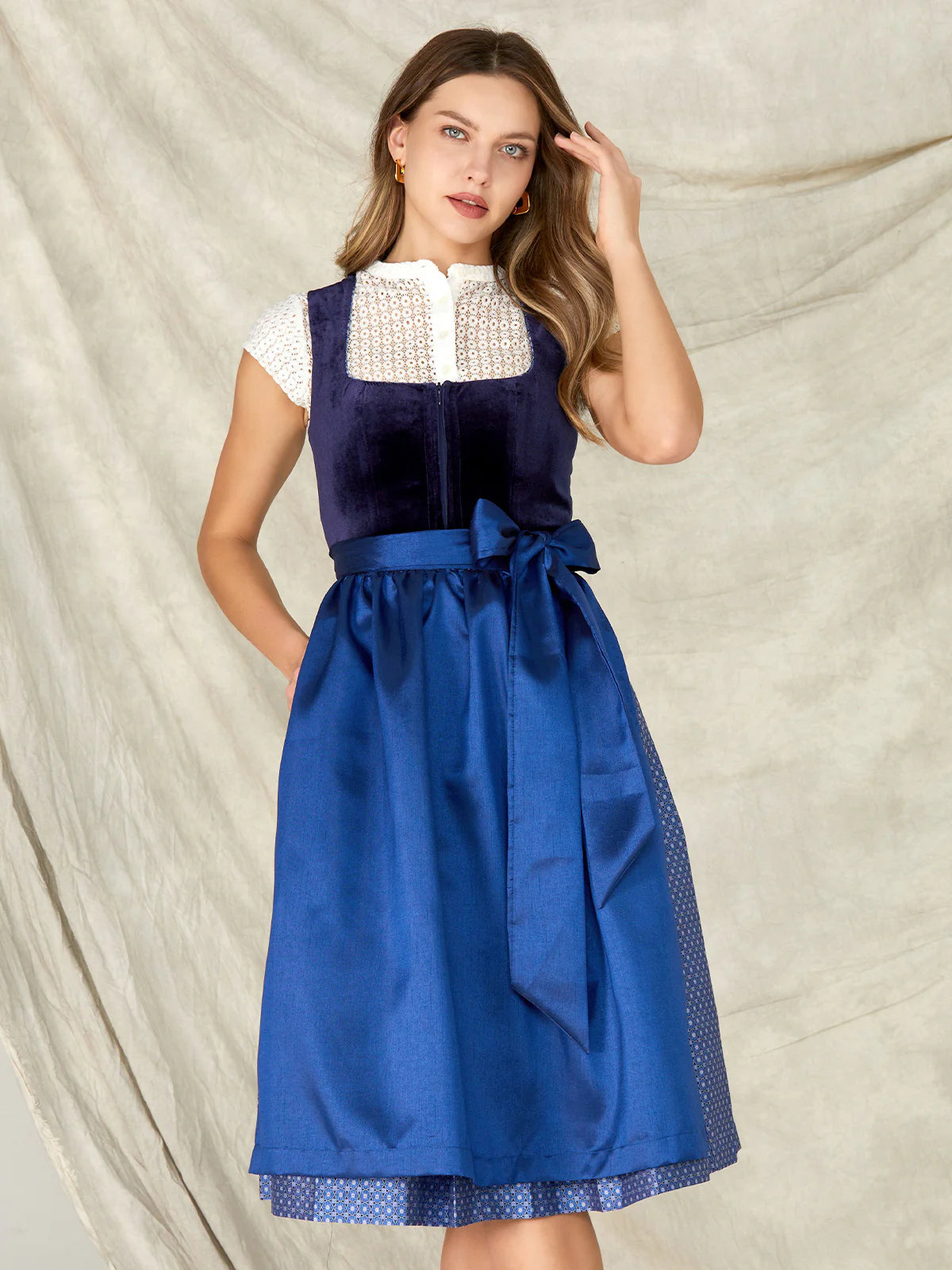 Die Verführung des Samt-Dirndls: Rot, Blau und Mehr