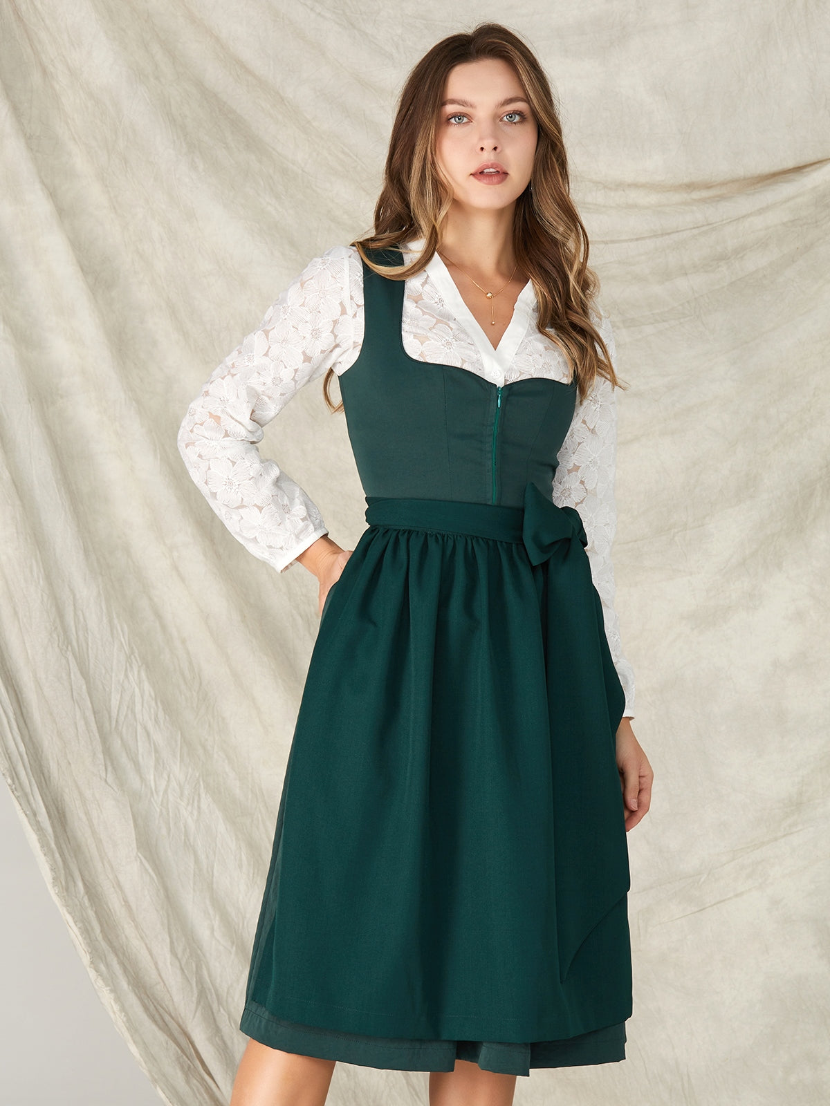 Samtdirndl im Fokus: Die vielseitige Damen-Tracht für jede Jahreszeit