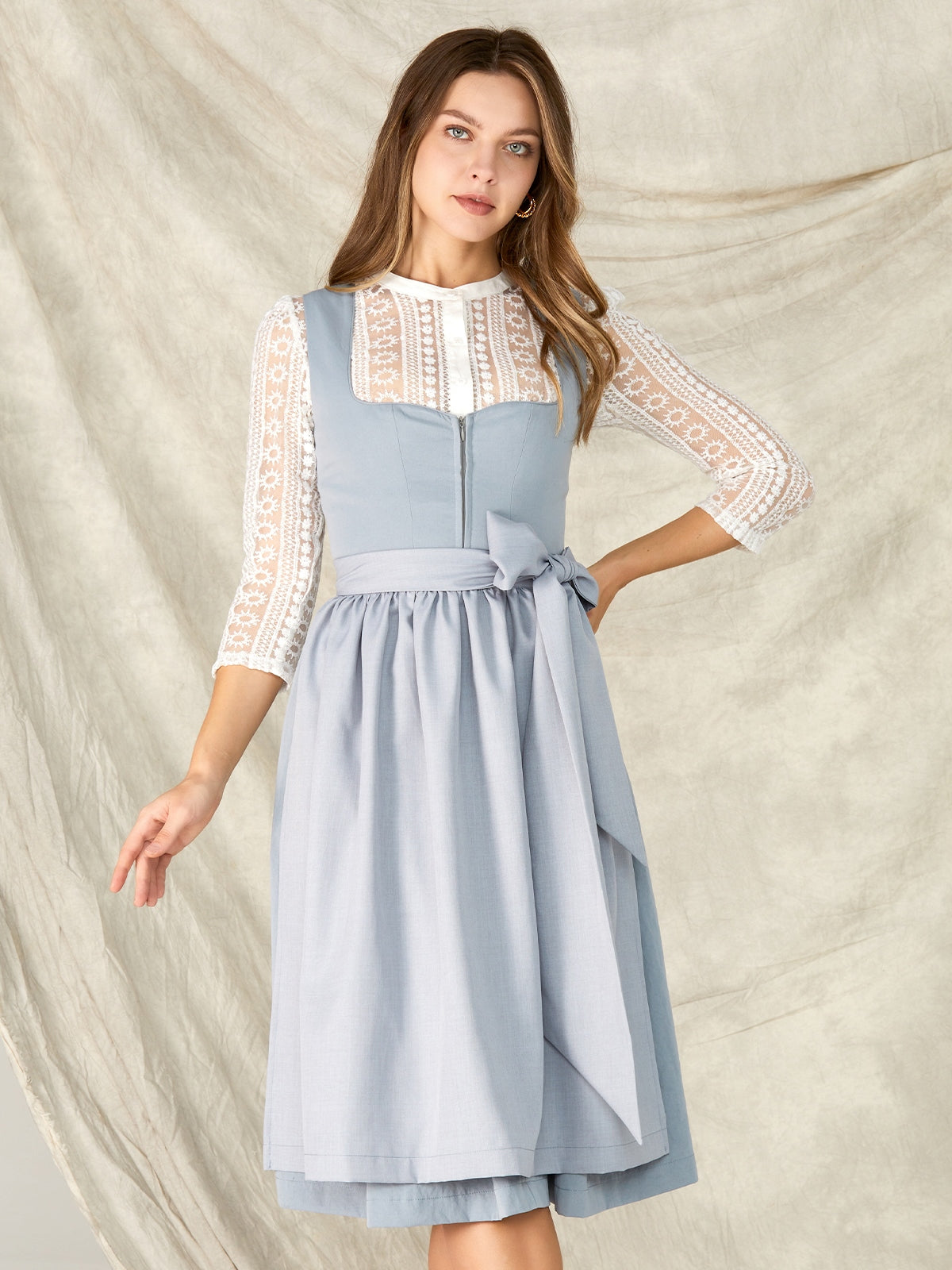 Winterliche Eleganz: Das Dirndl stilvoll durch die kalte Jahreszeit tragen