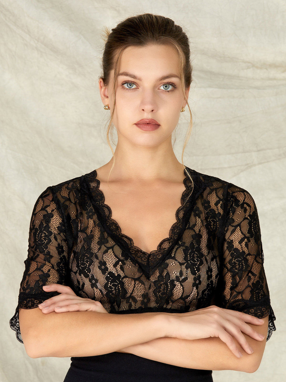 Schwarze V-Ausschnitt Dirndlbluse Aus Lochspitze Anette