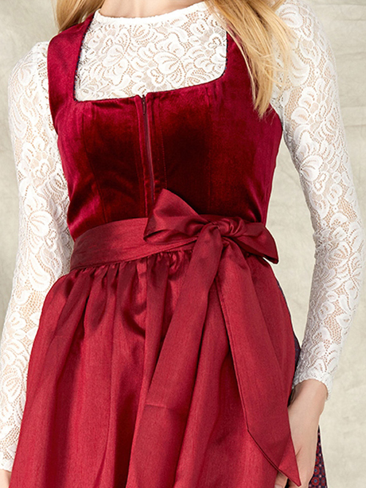 Samt Dirndl In Rot Mit Strukturierter Muster Massia