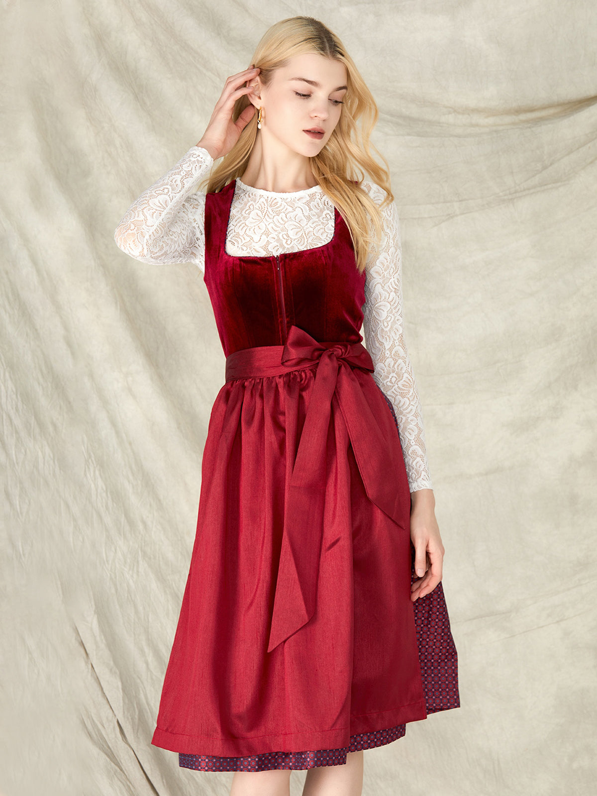 Samt Dirndl In Rot Mit Strukturierter Muster Massia