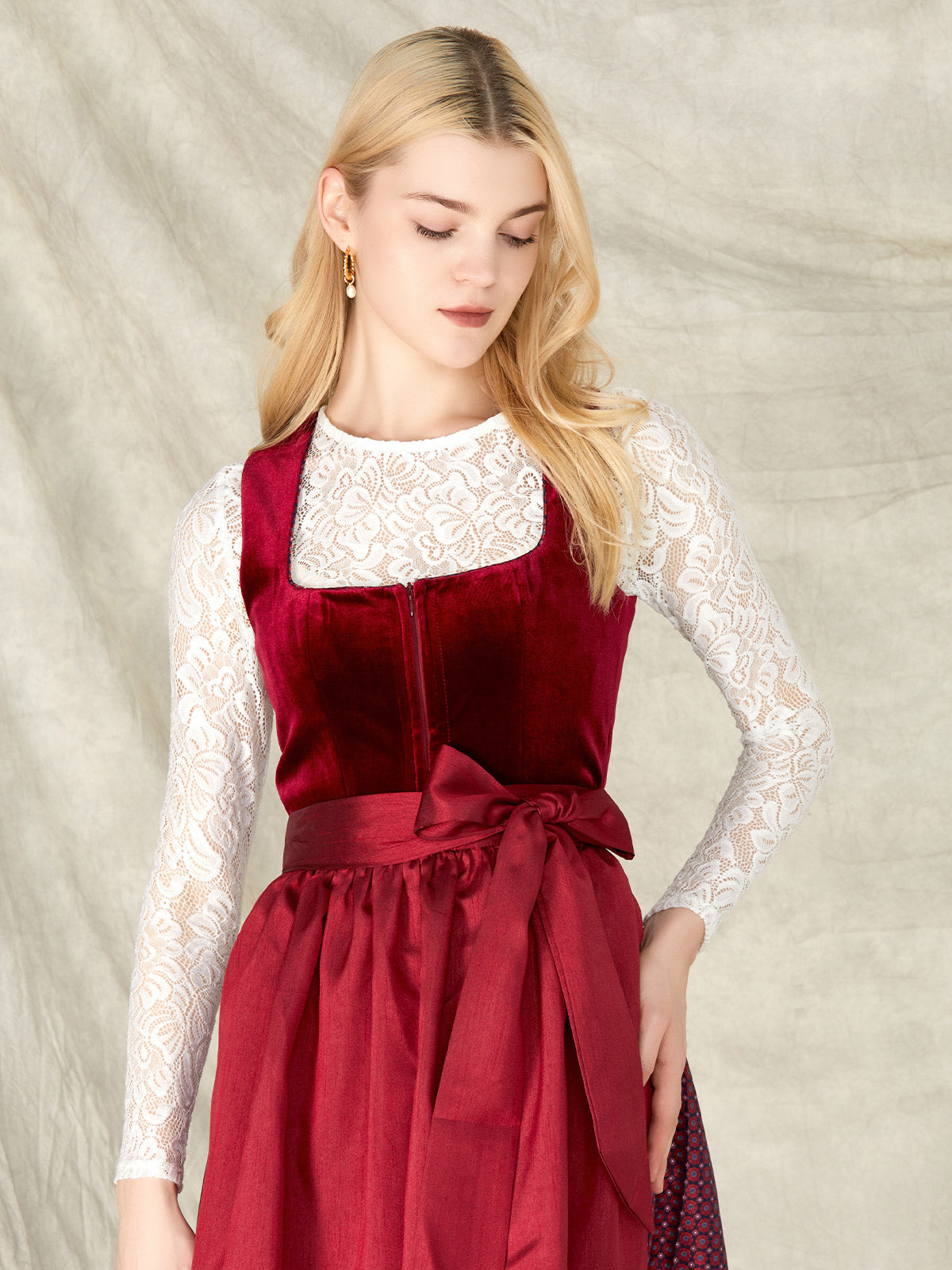 Samt Dirndl In Rot Mit Strukturierter Muster Massia